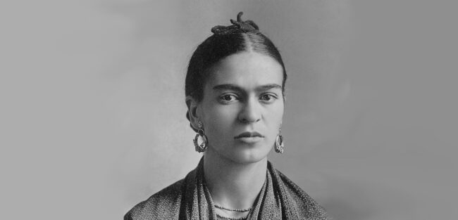Frida Kahlo, porträtiert von ihrem Vater Carl Wilhelm „Guillermo“ Kahlo (1932), https://de.wikipedia.org/wiki/Frida_Kahlo#/media/Datei:Frida_Kahlo,_by_Guillermo_Kahlo.jpg
