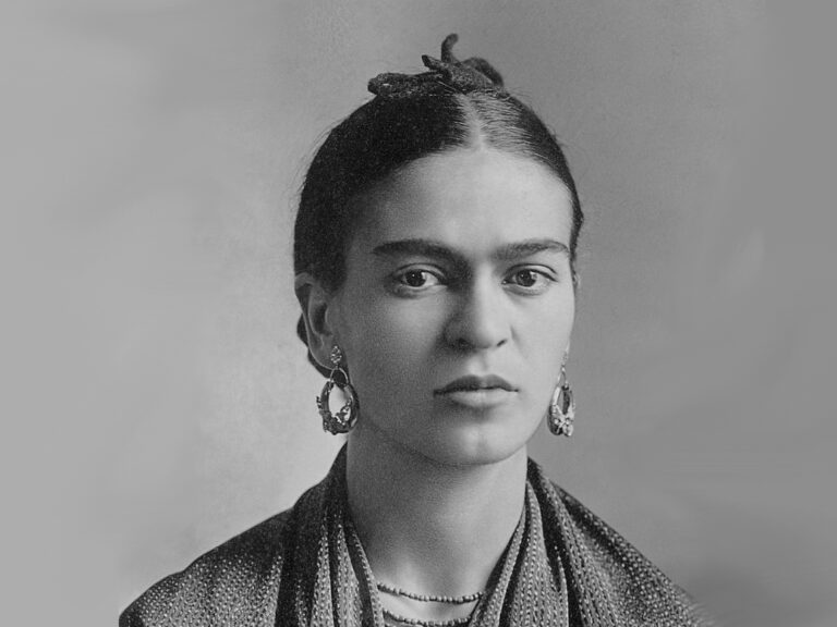Frida Kahlo Frida Kahlo, porträtiert von ihrem Vater Carl Wilhelm „Guillermo“ Kahlo (1932), https://de.wikipedia.org/wiki/Frida_Kahlo#/media/Datei:Frida_Kahlo,_by_Guillermo_Kahlo.jpg
