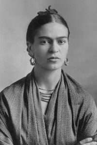 Frida Kahlo, porträtiert von ihrem Vater Carl Wilhelm „Guillermo“ Kahlo (1932), https://de.wikipedia.org/wiki/Frida_Kahlo#/media/Datei:Frida_Kahlo,_by_Guillermo_Kahlo.jpg 